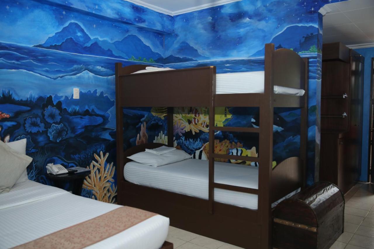 Eon Centennial Resort Hotel & Waterpark อีโลอีโลซิตี้ ภายนอก รูปภาพ