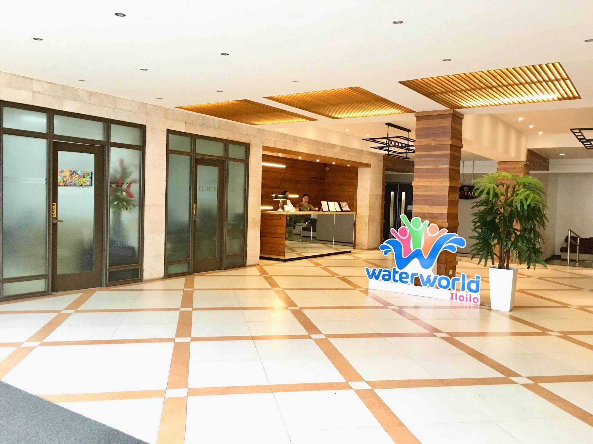 Eon Centennial Resort Hotel & Waterpark อีโลอีโลซิตี้ ภายนอก รูปภาพ